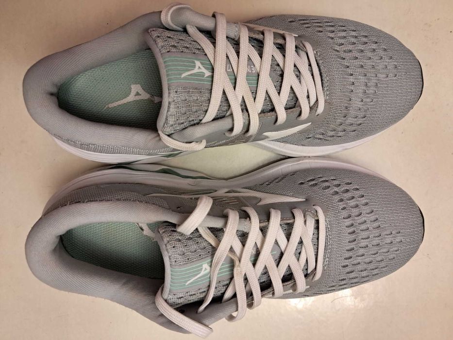 Оригинальные кроссовки MIZUNO   размер 38.5