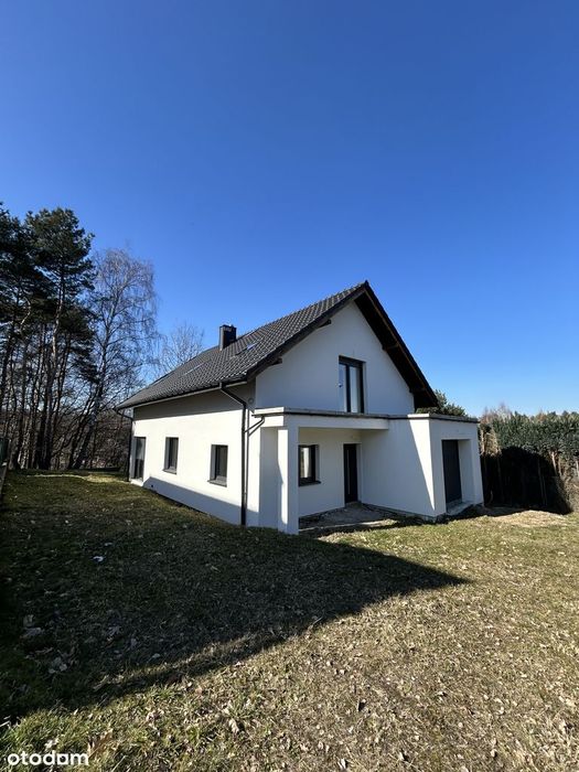 Nowoczesny biały dom w otoczeniu lasu