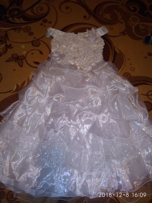 Нарядне плаття для випускного