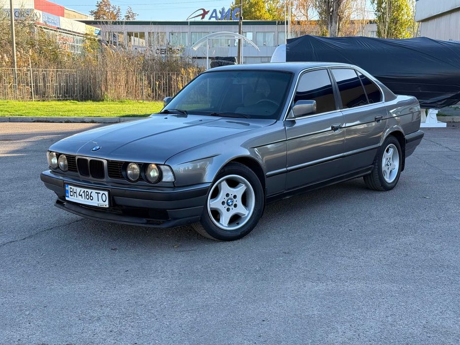 Продам BMW 5-series е34 1990р 2.0 м50-б20 плита механика.Авто в гарному стані, все працює, кондиціонер, масло і фільтра поміняні 1500км тому • Двигун 2.0 бензин — працює рівно, масла не їсть • Механіка 5-ступенева — перемикається чітко, їде приємно • Ходова в порядку — нічого не гримить • Салон чистий, не прокурений • Кузов живий, без гнилі • Документи чисті, авто переоформлюється • Готова до сезону — сів і поїхав • Ціна адекватна, торг біля капота