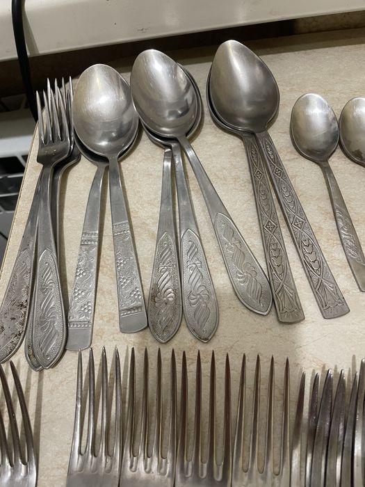 Продам нержавійки столові прибори: ложки, виделки.