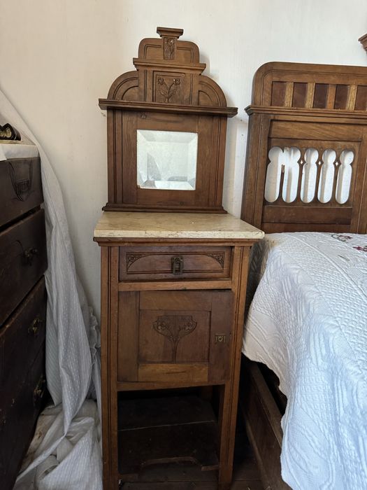 Cama e mesinhas de cabeceira antigas