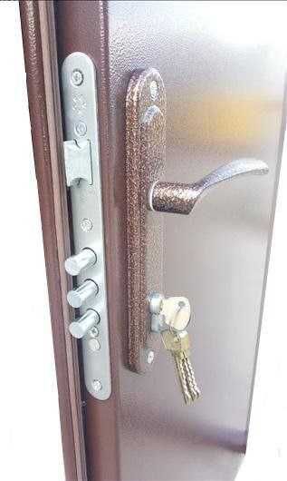 Вхідні двері в гараж підʼїзд будинок. Залізні двері. Технічні двері