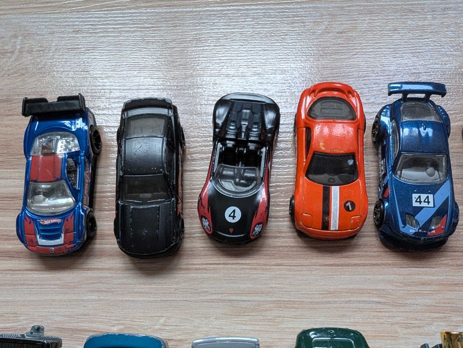 Zestaw samochodzików hotwheels