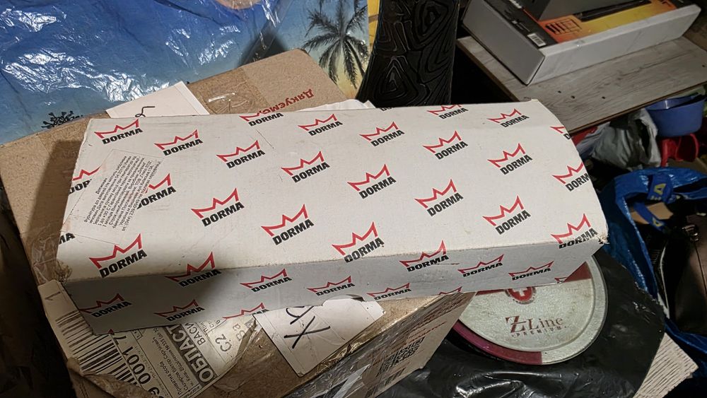 Доводчик на двері