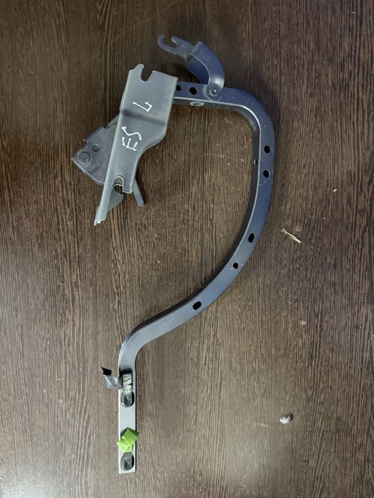 Lexus es 300h петля багажника