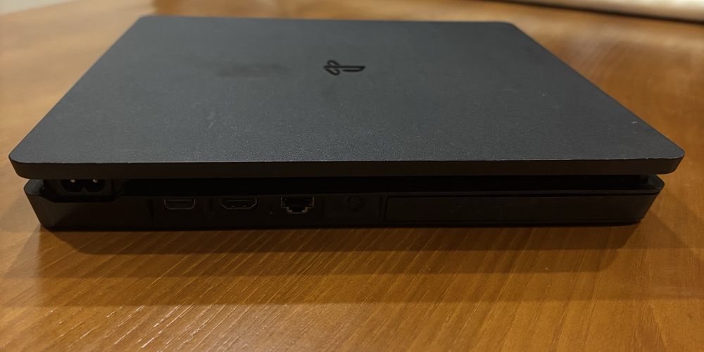 PS4 Slim 500GB + 2 Comandos + Let’s Sing Queen + Micro