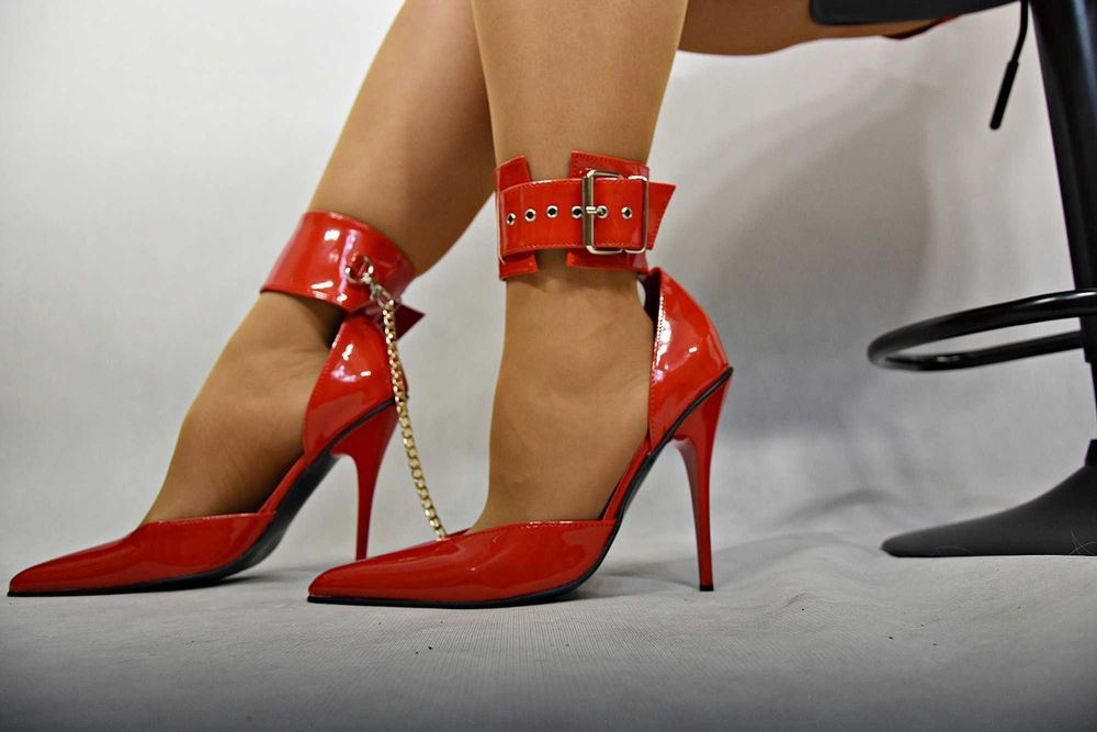 Wyjątkowo piękne, wysokie szpilki, czerwone, lakierowane, rozmiar 43