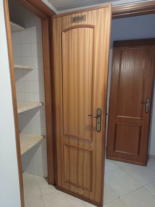 Portas de madeira maciça castanhas