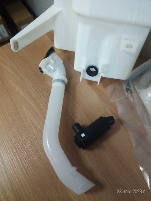 Бачок омывателя расширительный Camry 70  ES NX RAV4 Venza горловина