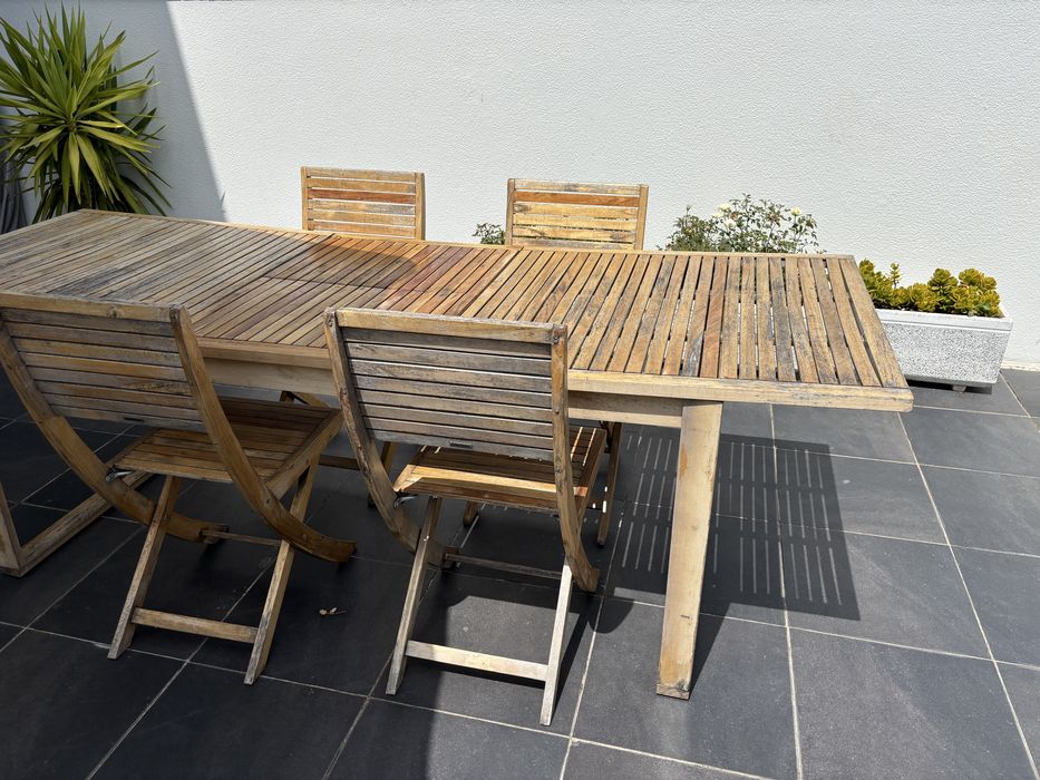 Mesa e cadeiras em madeira de rua