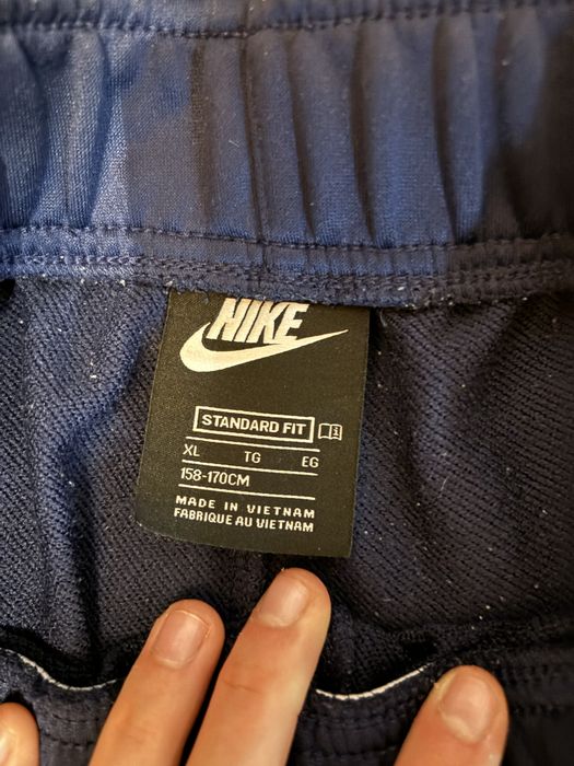 granatowe dresy nike