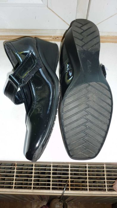 Clarks soft- lakierowane czółenka  r; 41