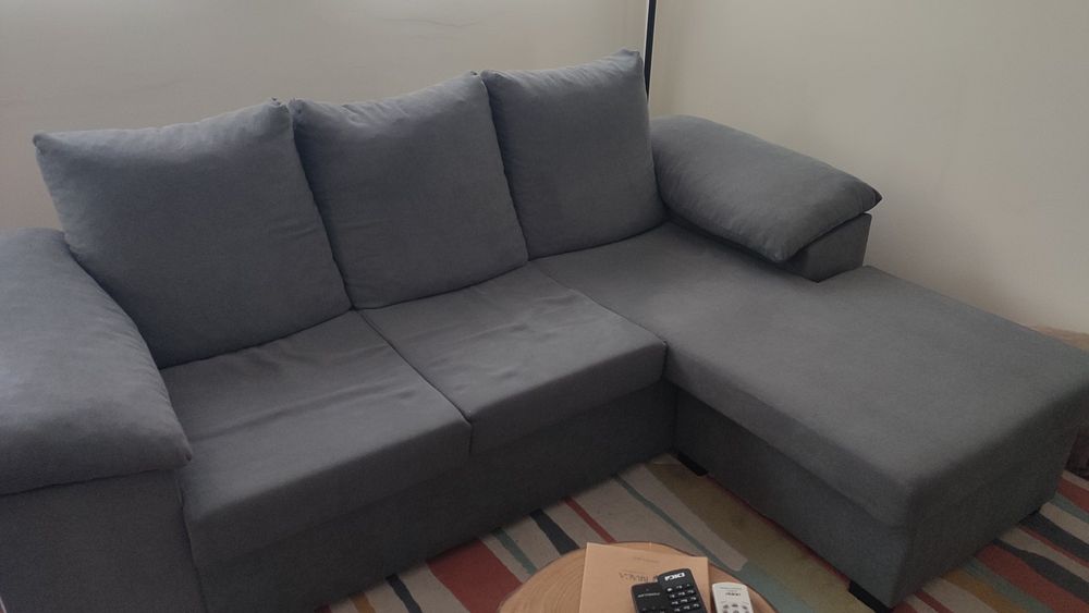 Sofá em tons cinza com chaise longue