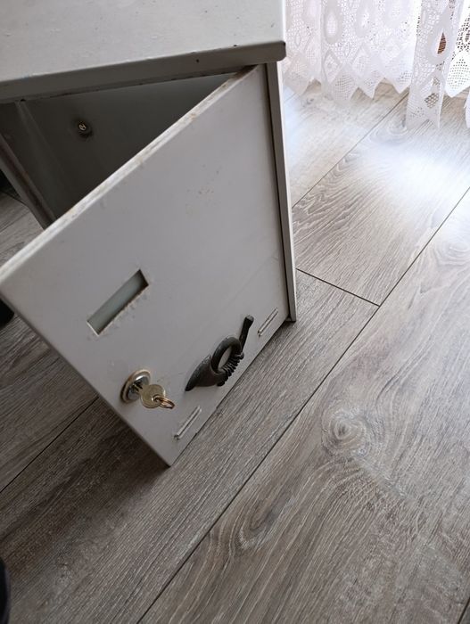 skrzynka na listy z kluczykiem