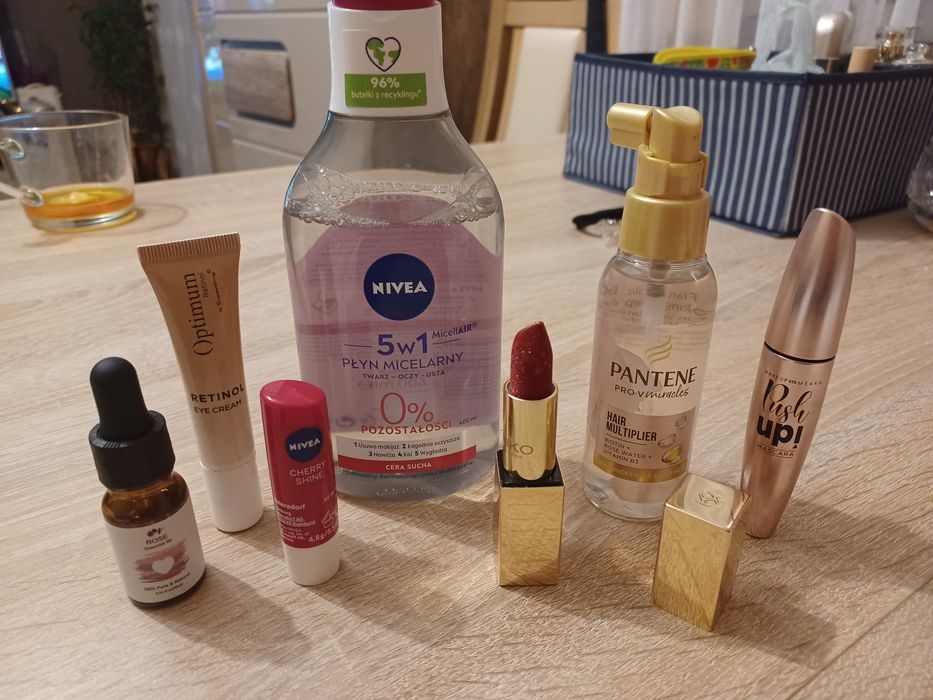 Zestaw kosmetyków przeróżnych.