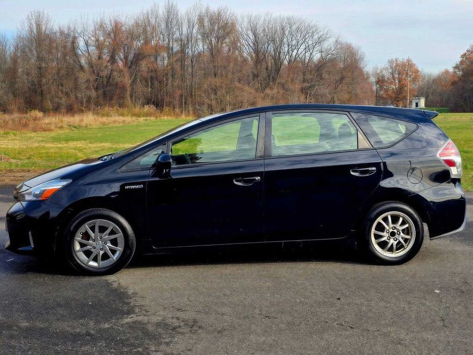 Toyota Prius v      2016