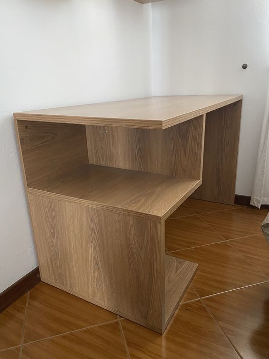 Secretária com 2 modulos de parede