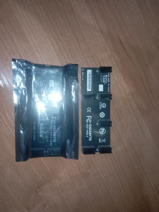 Dwa mostki Gigabyte GC-4SLI oraz Gigabyte GC-3SLI-X99