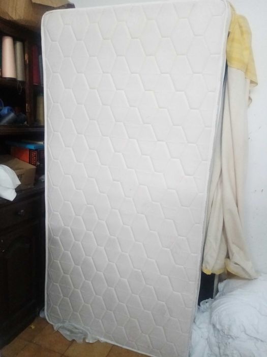 Vendo cama de solteiro com colchão