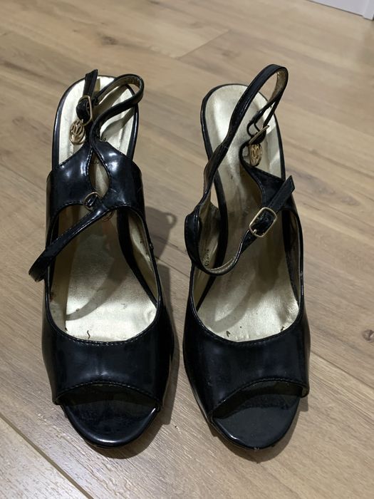 Босоніжки чорні на каблуку