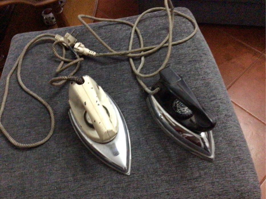4 ferros de brunir 2 a carvão e 2 eletricos , muito antigos a funciona