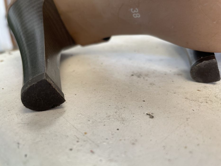 Sandália de salto em pele