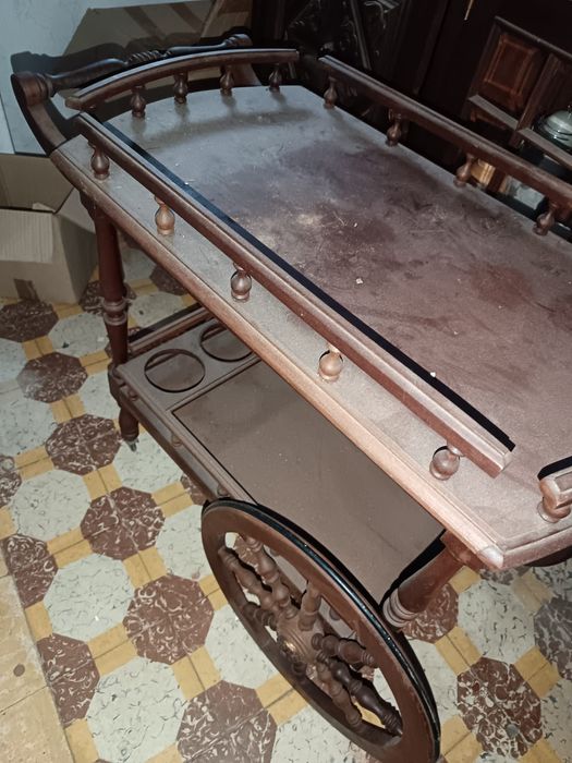 Carrinho de bebidas de madeira antigo