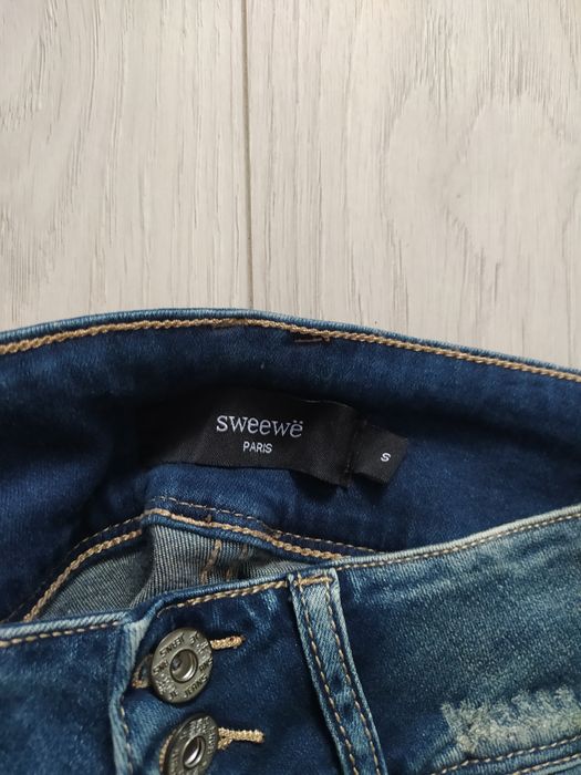 Spodnie jeansowe z dziurami