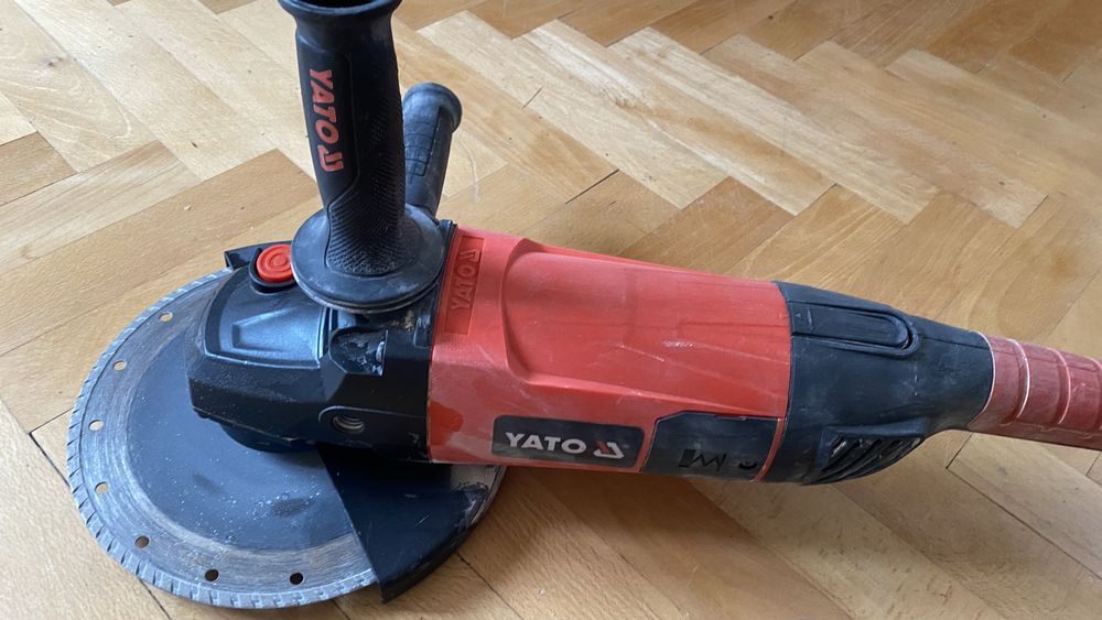 Szlifierka kątowa YATO YT-82110 230 mm 2800 W