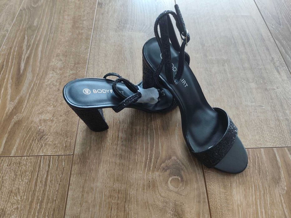Eleganckie buty na słupku r. 40, nowe