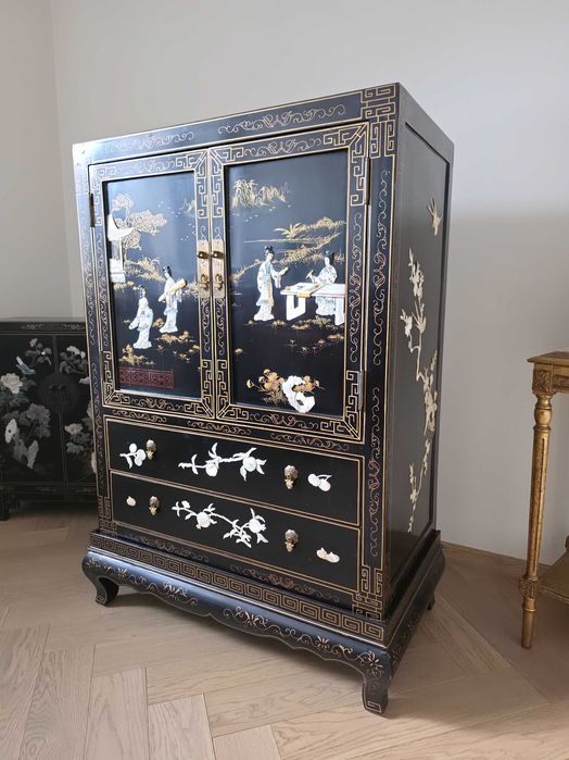 Ekskluzywna komoda chińska Chinoiserie - czarna laka i bogata inkrustacja masą perłową. Antyk.