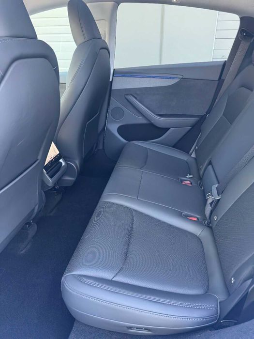 Tesla Model Y Long Range      2026