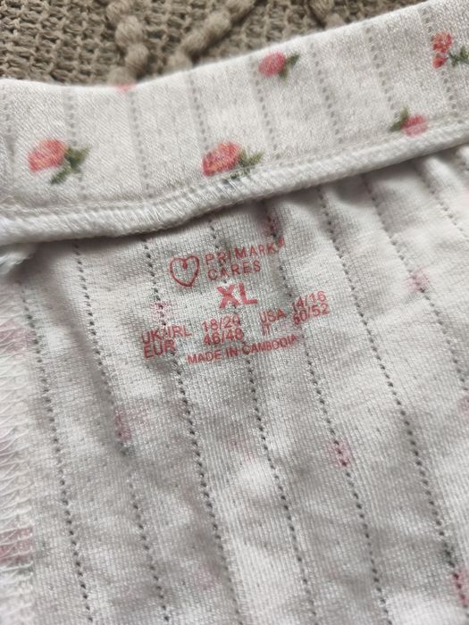 Białe krótkie spodenki od piżamy w róże roz. XL