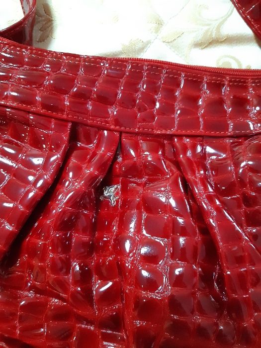 Skórzana lakierowana torebka marki Mc.Bags w kolorze czerwonym