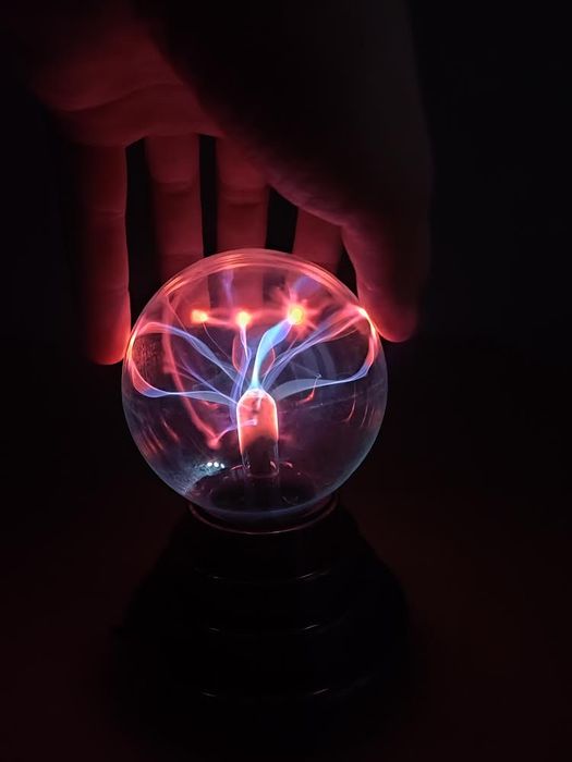 Плазмова куля з блискавками/Плазменный шар с молниями/куля Тесла