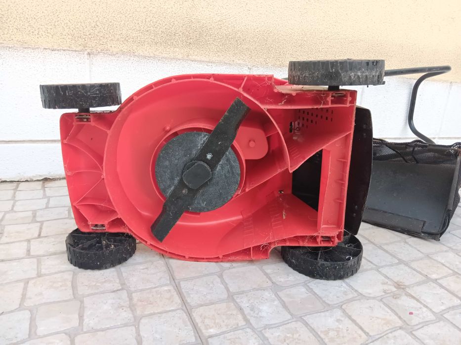 Máquina de cortar relva