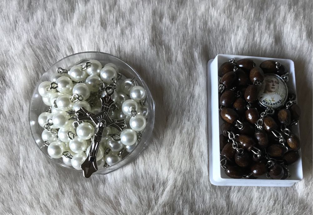 Terços NOVOS com caixa pérolas, castanho e vermelho e porta chaves