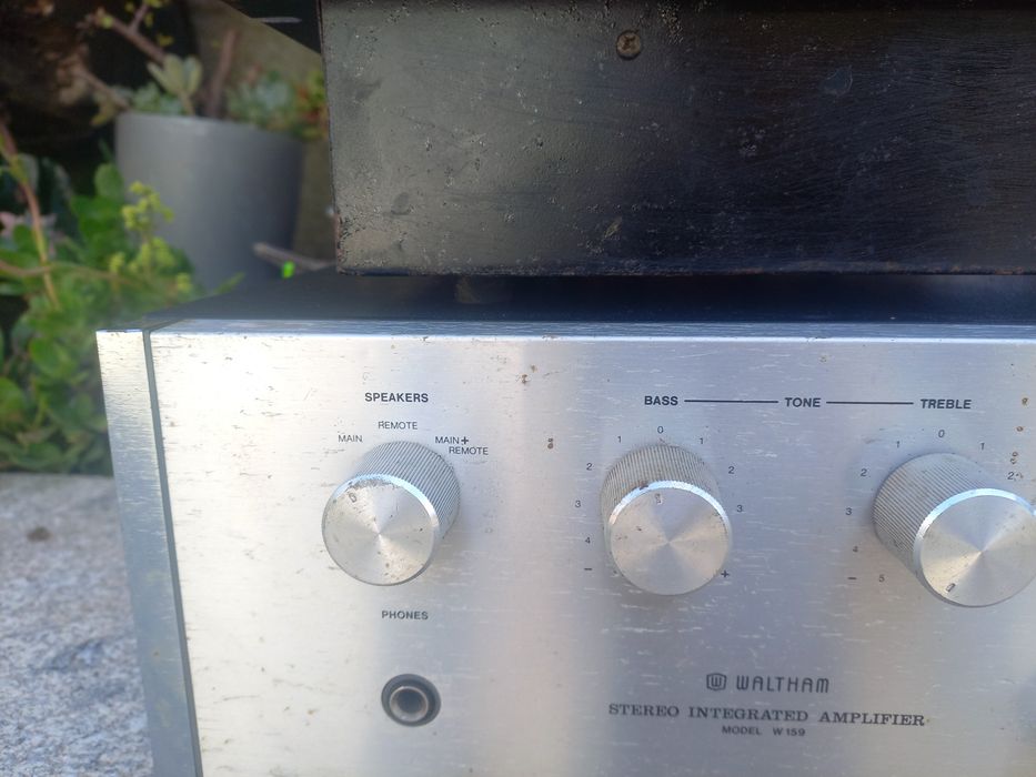 Amplificador da marca waltham mais mesa de som com desgaste