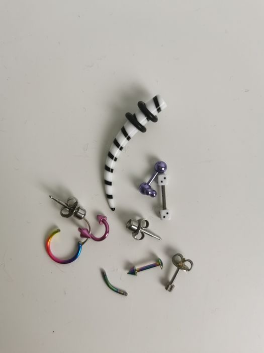 Conjunto de piercings, brincos e alargador