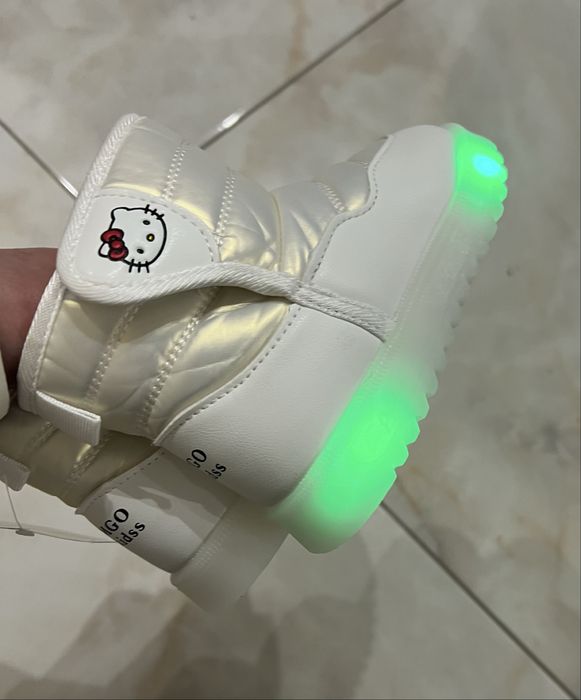 Зимние сапожки , с свтящейся подошвой