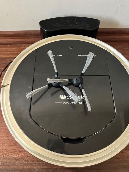 Робот пилосос в робочому стані