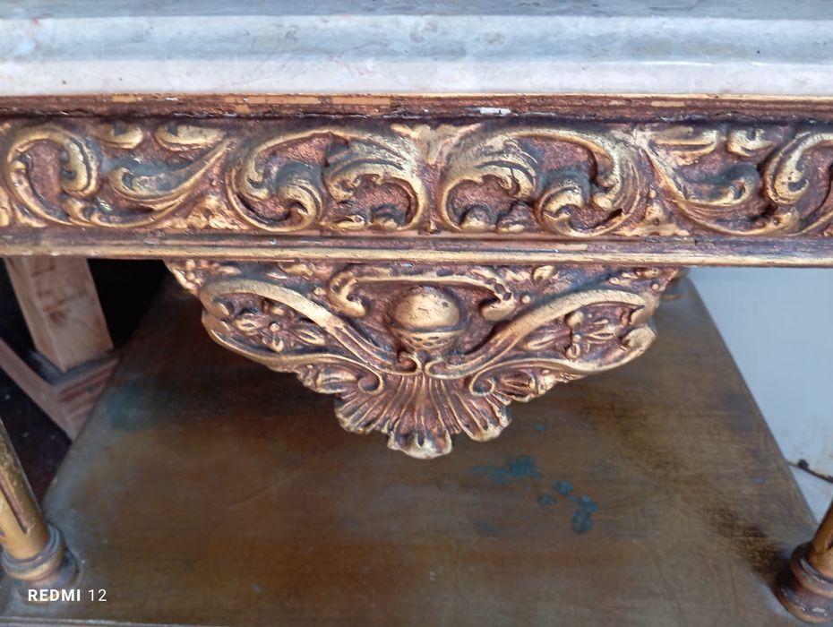 Mesa de apoio tampo de mármore com talha dourada medidas na foto