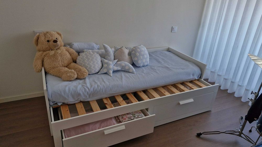 Vendo cama, possível colocar dois colchões com gavetas de arrumos