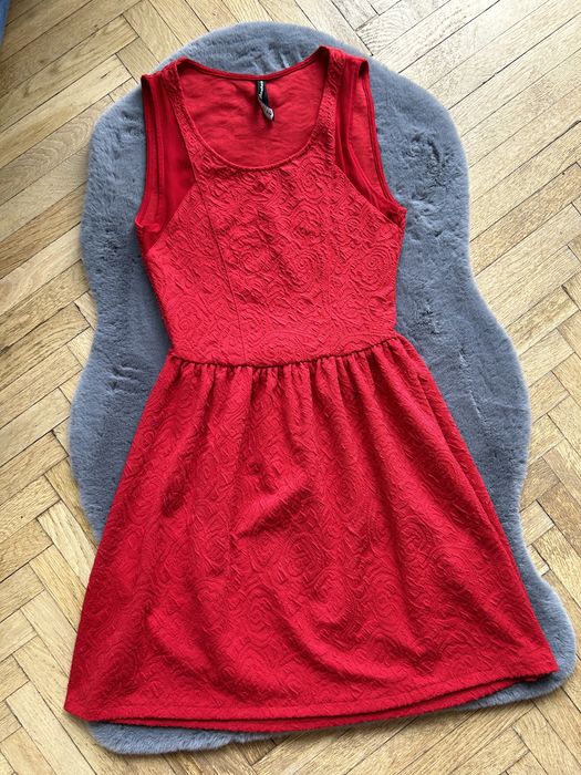 Elegancka czerwona sukienka Stradivarius S