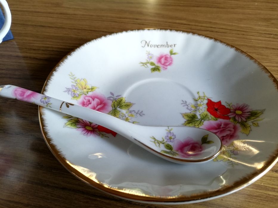 Chávena de chá, pires e colher, mês de Novembro