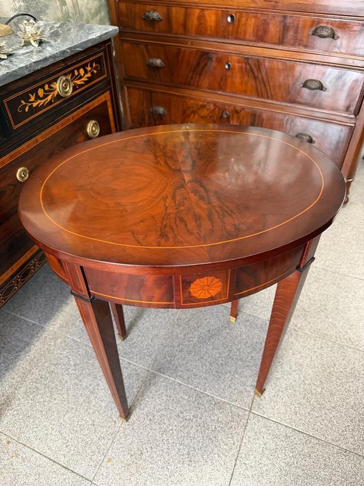 Mesa de Apoio Oval Antiga / Estilo Hepplewhite em Mogno com Embutidos.