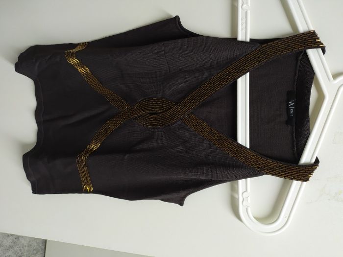 Top de malha e lantejoulas