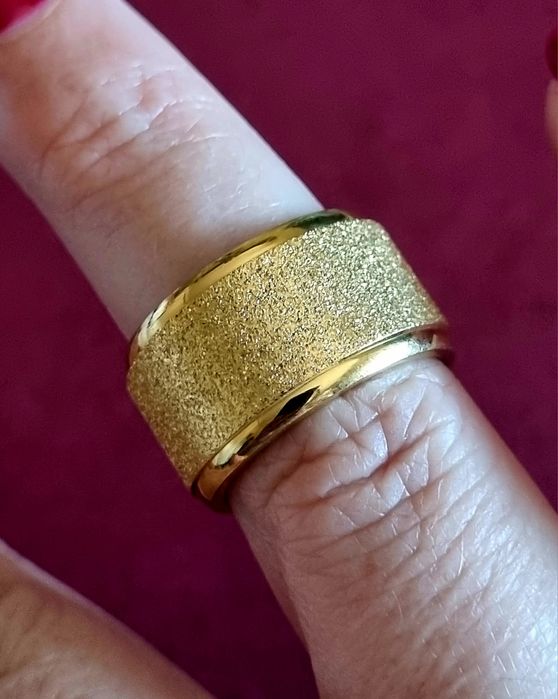 Anel/aliança dourado, em aço, grossinho e muito brilhante. T17