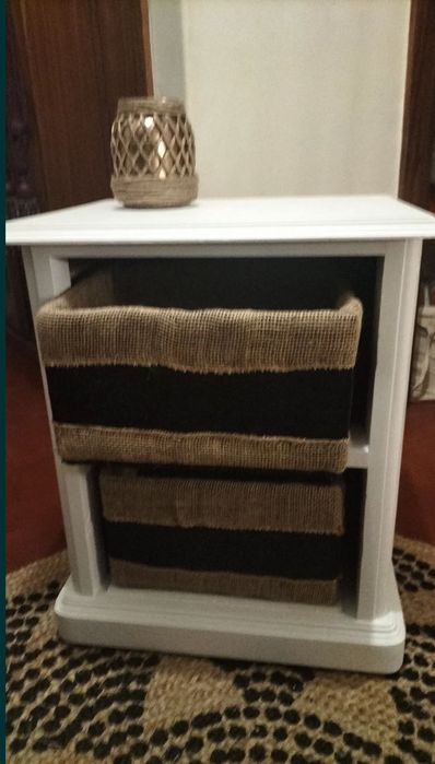 Vendo móvel com duas prateleiras